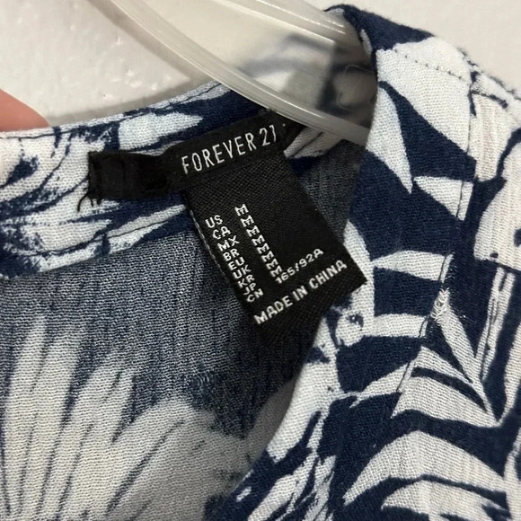 Forever 21 Women Blue Palm Trees Floral Top Size Medium - Picture 5 of 9